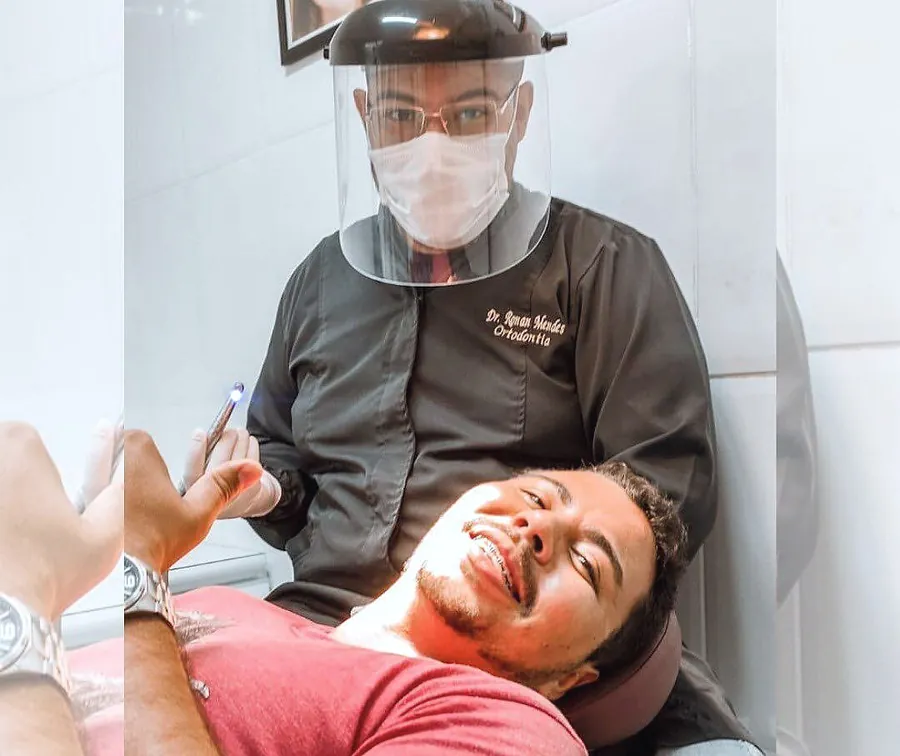 Dr. Ronan atende um paciente sorridente na cadeira