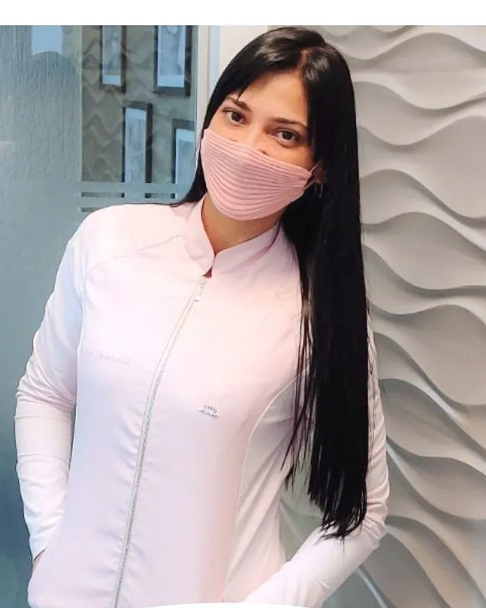 Luciana, da recepção, de uniforme rosa