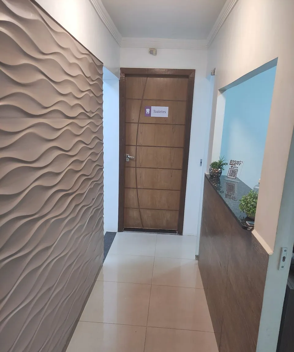 Corredor de entrada com parede em ondas