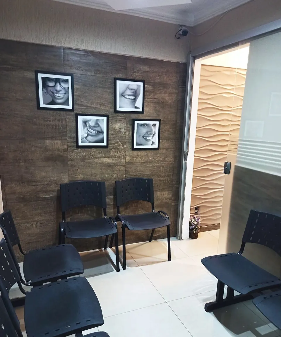 Sala de espera com quadros de sorrisos