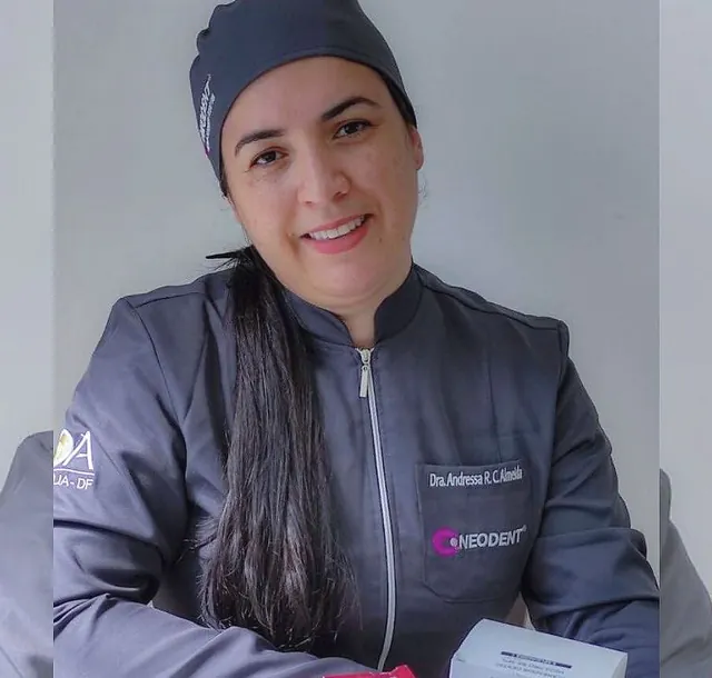 Dentista da Riso com os kits de clareamento dental