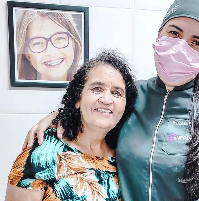 Paciente abraçada à dentista no dia em que recebeu a prótese protocolo