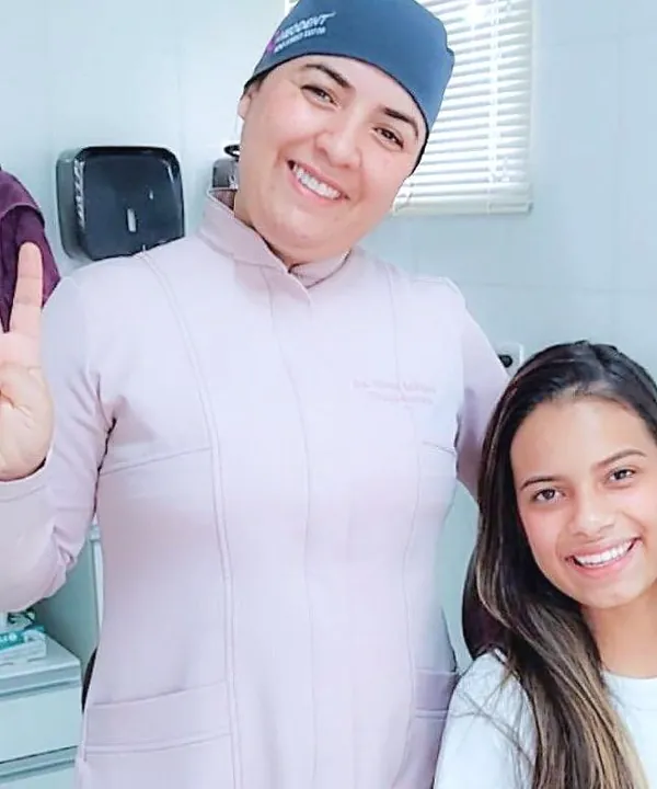 Any Carolyne sorrindo depois da cirurgia dos sisos