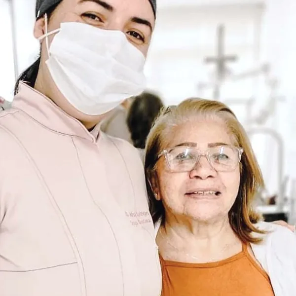 Dona Madalena ao lado da dentista no fim do tratamento