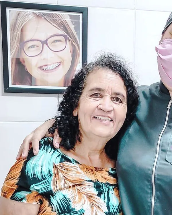 Dona Maria Izabel sorrindo ao lado da dentista