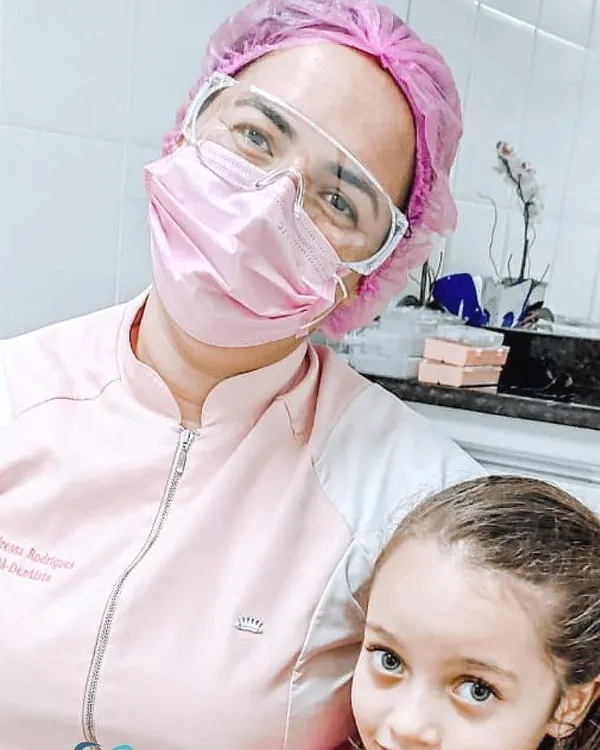 Melissa sorrindo com a dentista depois da limpeza